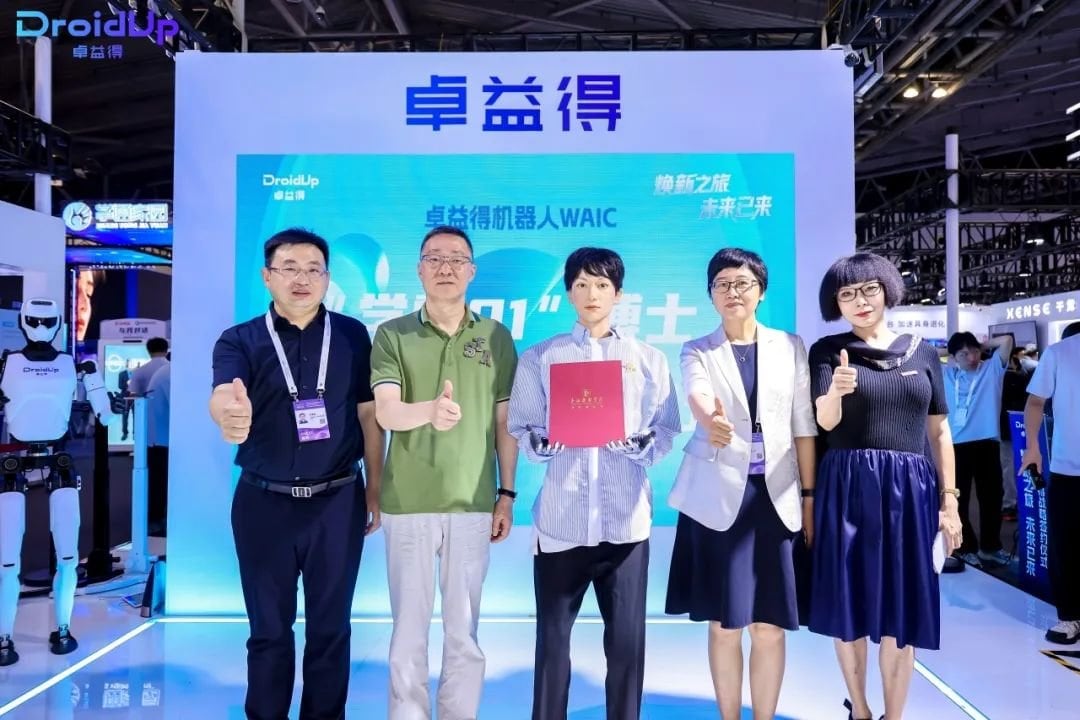 La educación y la tecnología se fusionan con la llegada de un estudiante no humano a una academia de teatro.