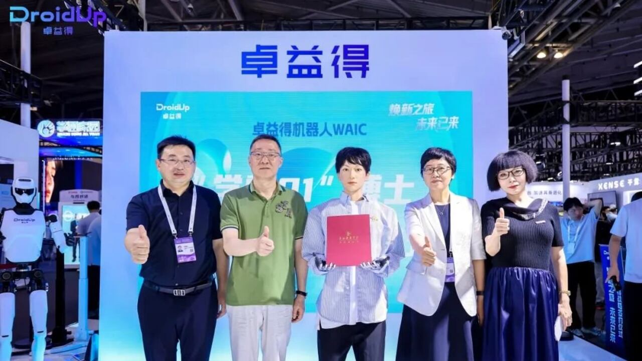 Un robot con cuerpo físico y rostro expresivo fue inscrito oficialmente en un programa de posgrado.