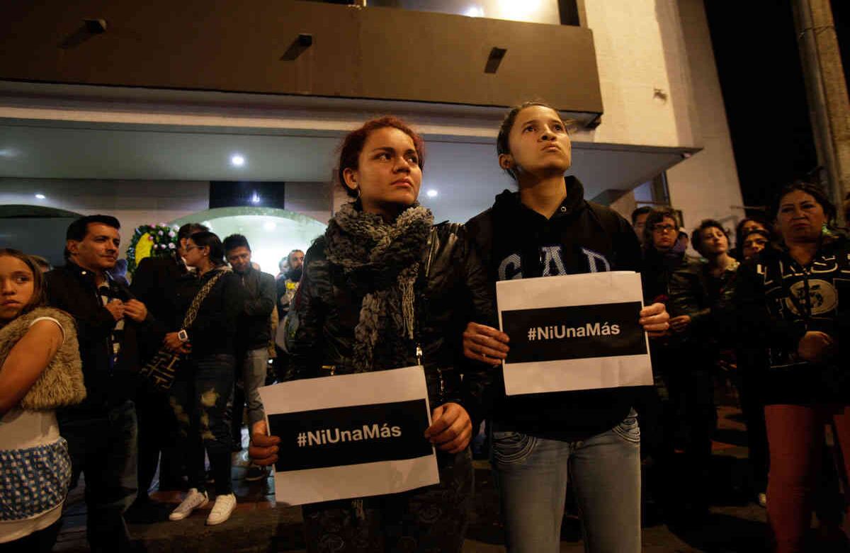 Con pancartas, velas y flores los ciudadanos manifestaron su solidaridad e indignación por el asesinato de la menor. Foto: Carlos Julio Martínez / SEMANA
