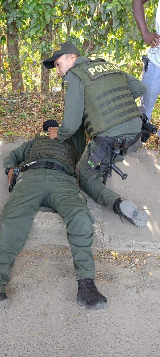 El uniformados resultó afectado por la onda explosiva.