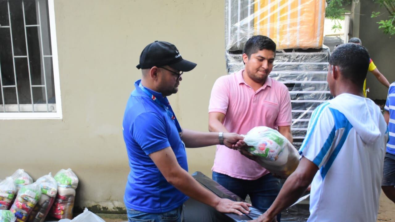 Entregan ayudas humanitarias en el sur del Atlántico.