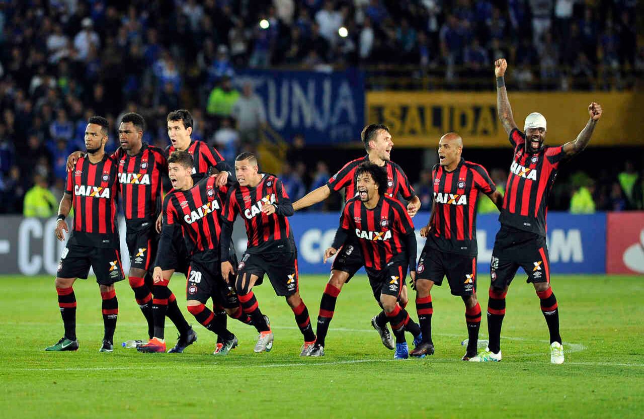Jugadores del Paranaense celebran su paso a la siquiente ronda de la Copa Libertadores tras vencer a Millonarios este miércoles 8 de febrero de 2017 en el estadio El Campín de Bogotá. Millos  a pesar de haber ganado en los 90 minutos 1-0,  perdió  por cobros desde el punto penal 2-4.  Foto: Carlos Julio Martínez / SEMANA