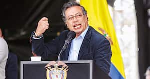 Gustavo Petro advirtió que la solución para todo este asunto está en las calles, con la movilización popular, porque “si van a tumbarnos, vamos por el poder”.