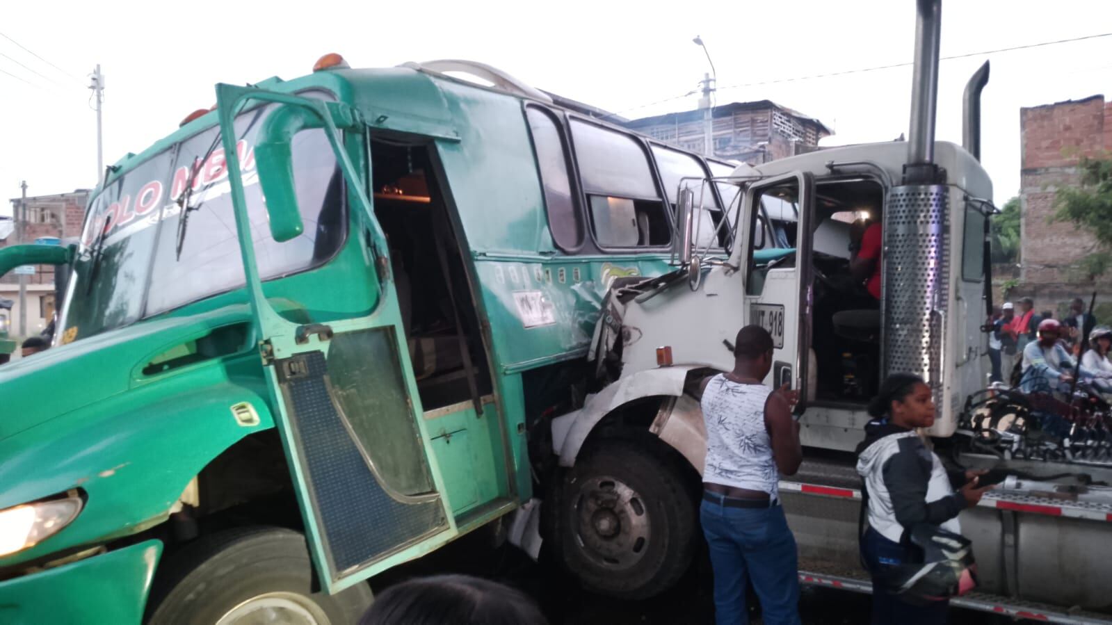 Las autoridades de tránsito investigan las causas del accidente.