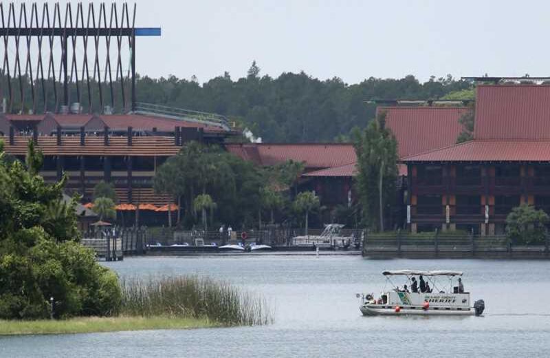 Las búsquedas se intensificaron en la mañana del miércoles. En la foto, un barco del sheriff del condado de Orange investiga una de las zonas de la laguna. Foto: AFP