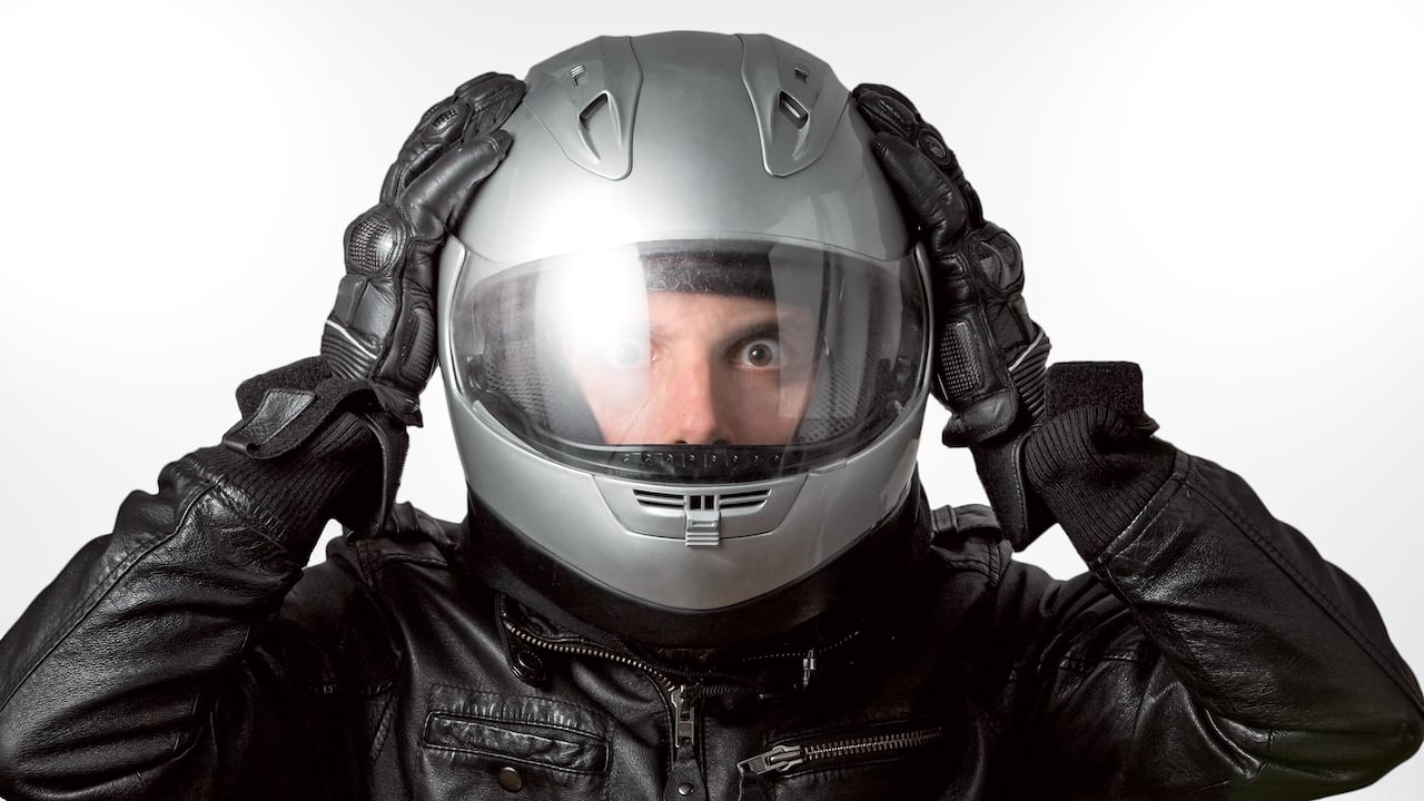 Existen varios trucos para disimular los rayones que se pueden generar en un casco de moto.