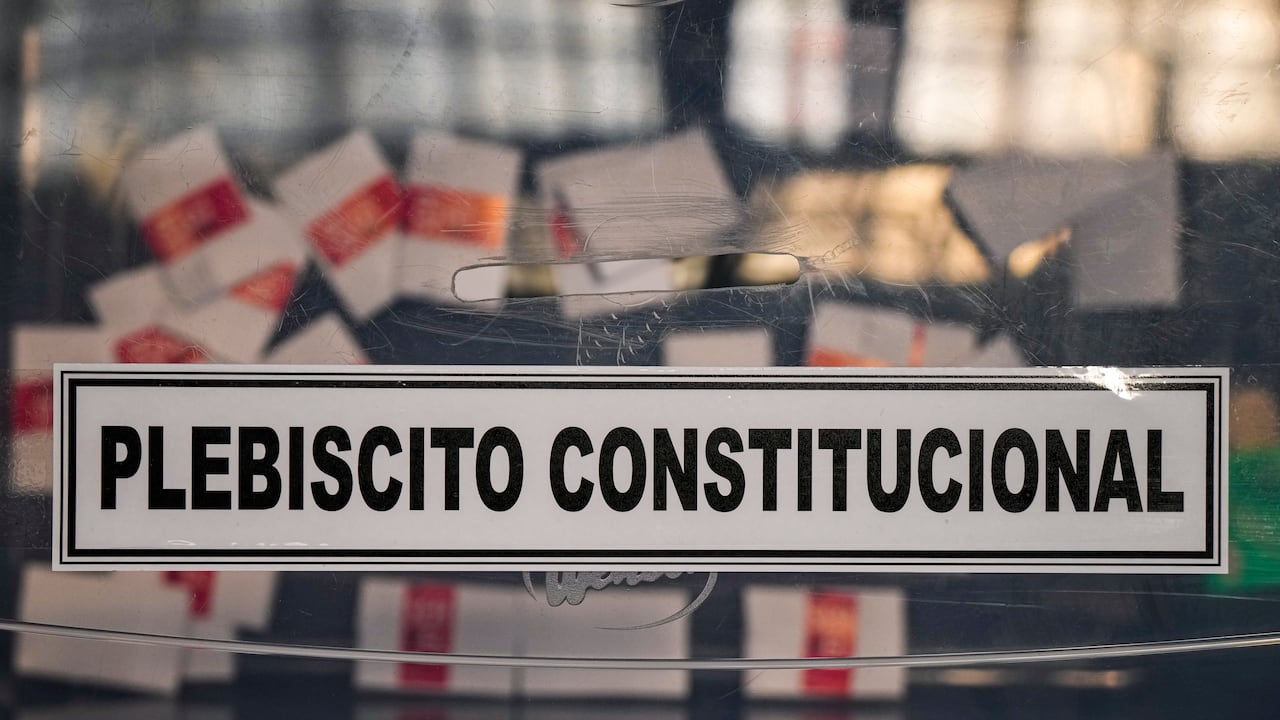 La evolución de ambas posiciones sigue tendencias opuestas: mientras aumenta el apoyo a la nueva Constitución, se recude en hasta seis puntos el porcentaje de población contraria a la fórmula del Consejo Constitucional. Todavía un 16 por ciento de los chilenos se encuentra indeciso.