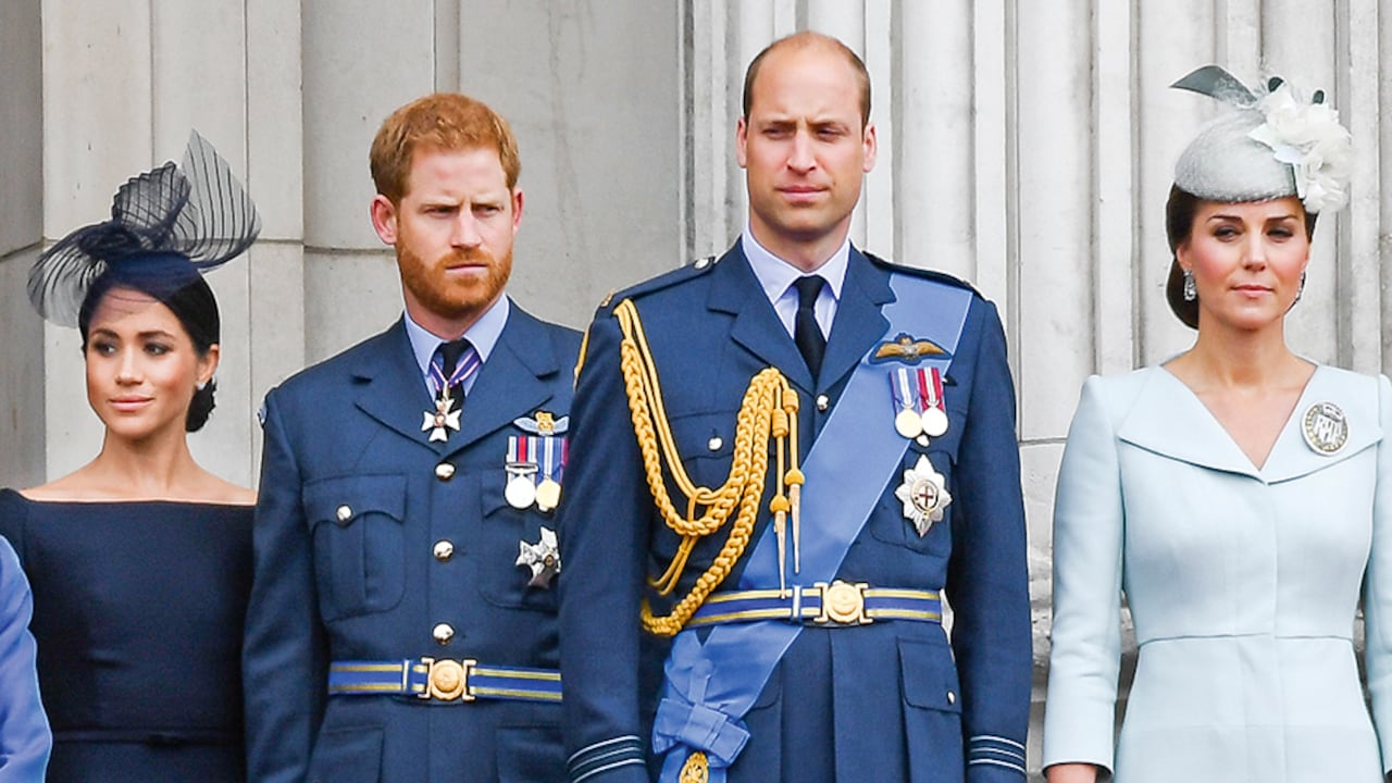 Meghan Markle, el príncipe Harry, el príncipe William y Kate Middleton. Estos dos últimos se sientieron muy celosos por la arrolladora popularidad de los primeros.