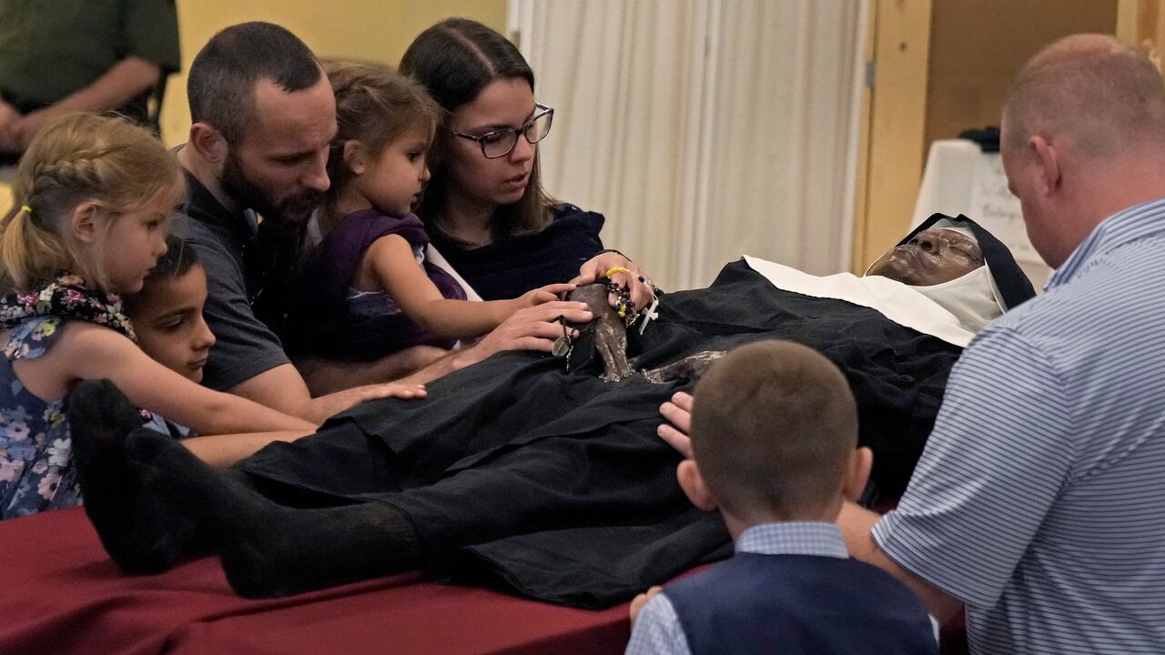 Las monjas del convento dejaron que los visitantes tocaran a sor Wilhelmina, fallecida en 2019 a los 95 años.