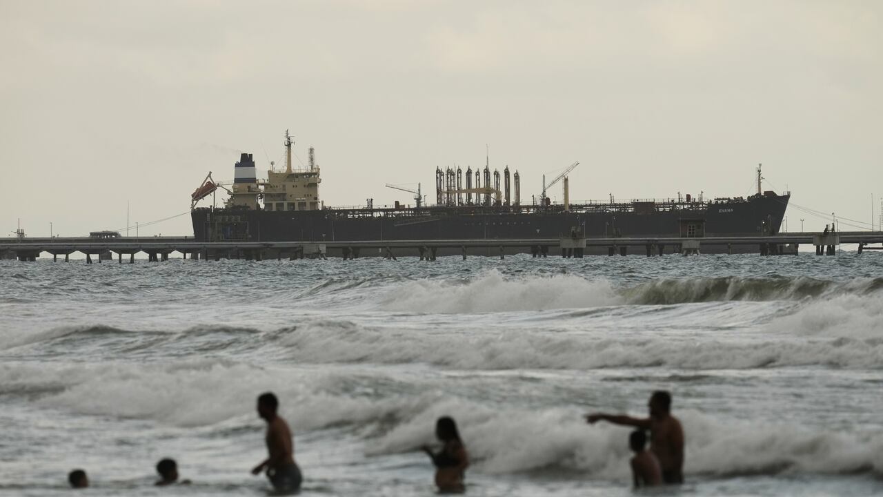 Evana, un petrolero, está atracado en el puerto de El Palito en Puerto Cabello, Venezuela.