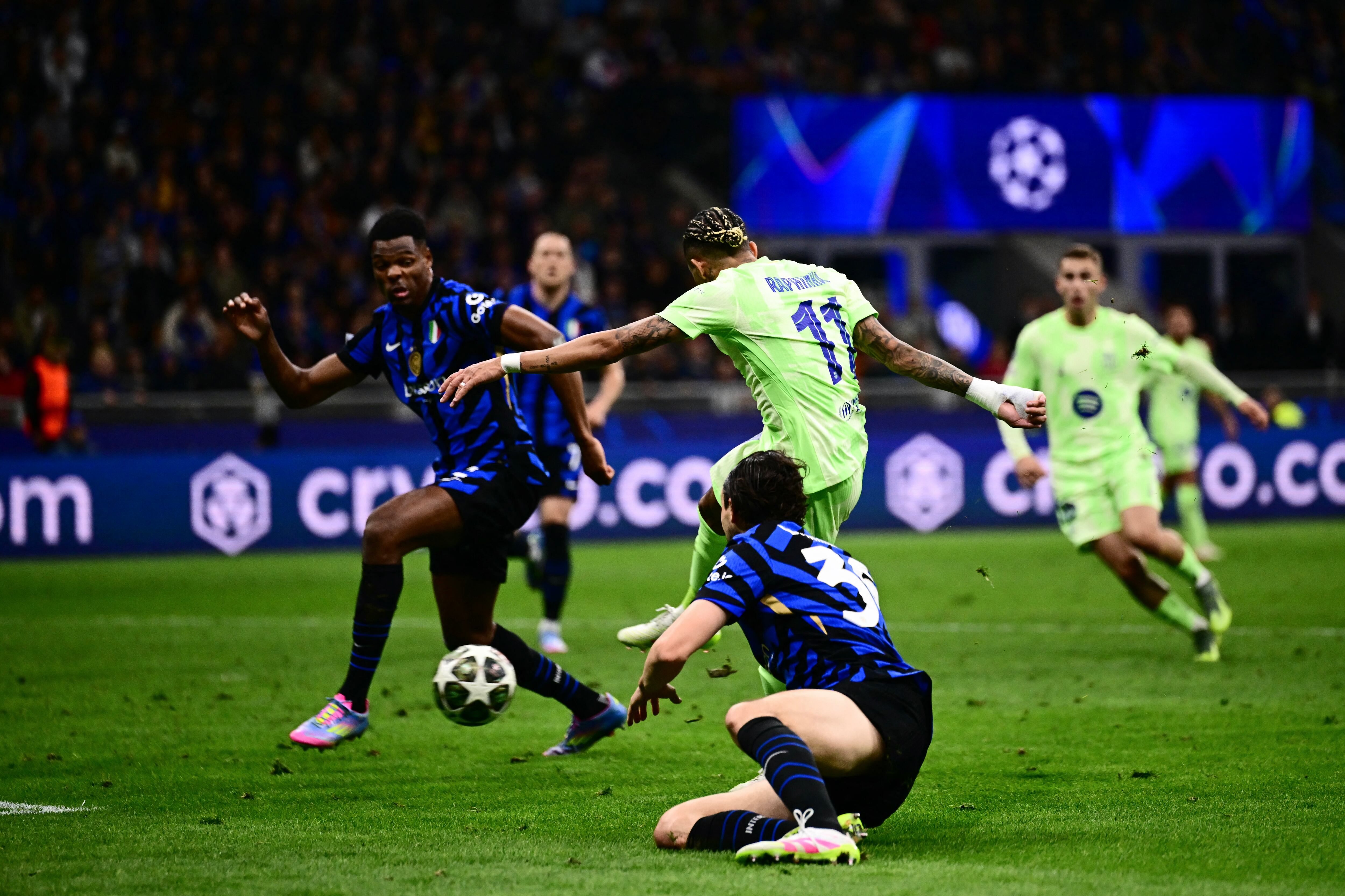 El delantero brasileño #11 del Barcelona, ​​Raphinha, marca el tercer gol de su equipo durante el partido de vuelta de la semifinal de la UEFA Champions League.