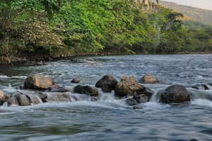 Río en San Gil en una reserva ecológica Santander Colombia.