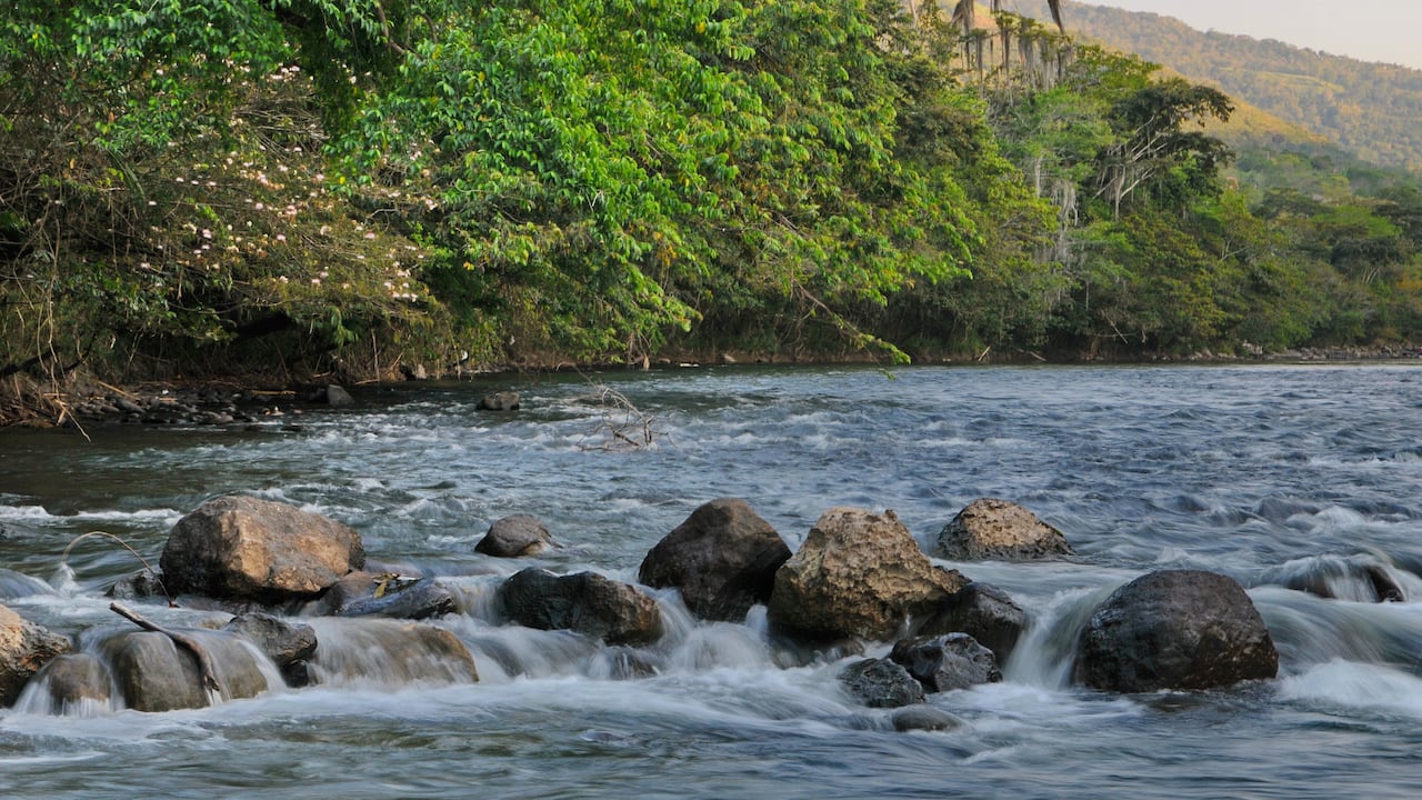 Río en San Gil en una reserva ecológica Santander Colombia.