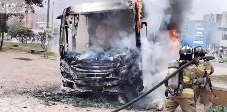 Bus del SITP quemado