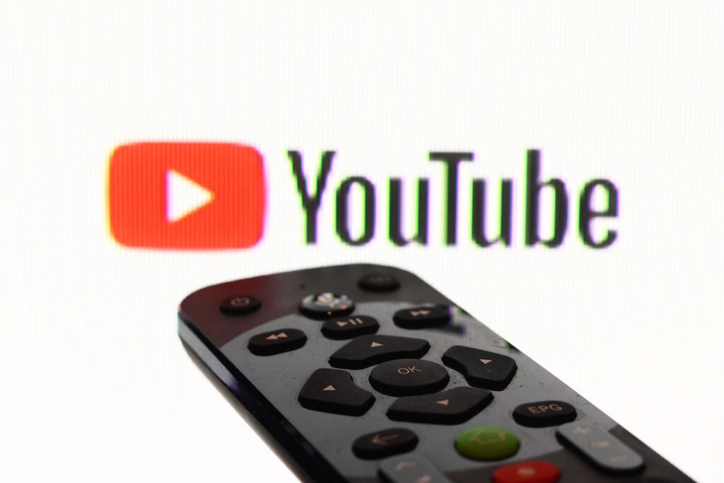 YouTube facilita descubrir y disfrutar videos en pantalla grande, priorizando el contenido del canal.