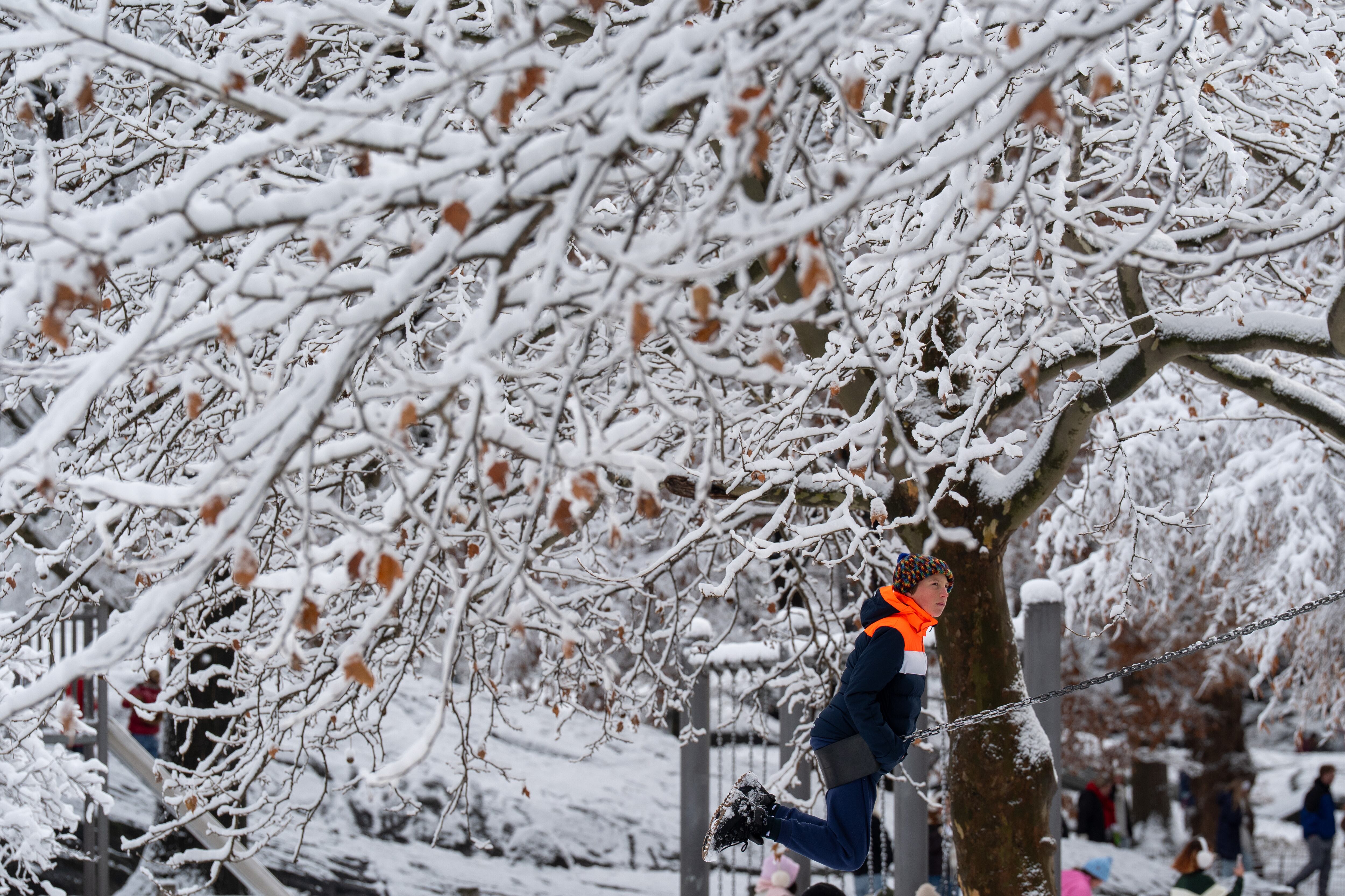 Un niño juega en un columpio en Central Park después de una nevada, el domingo 14 de diciembre de 2025, en Nueva York. (Foto AP/Adam Gray)