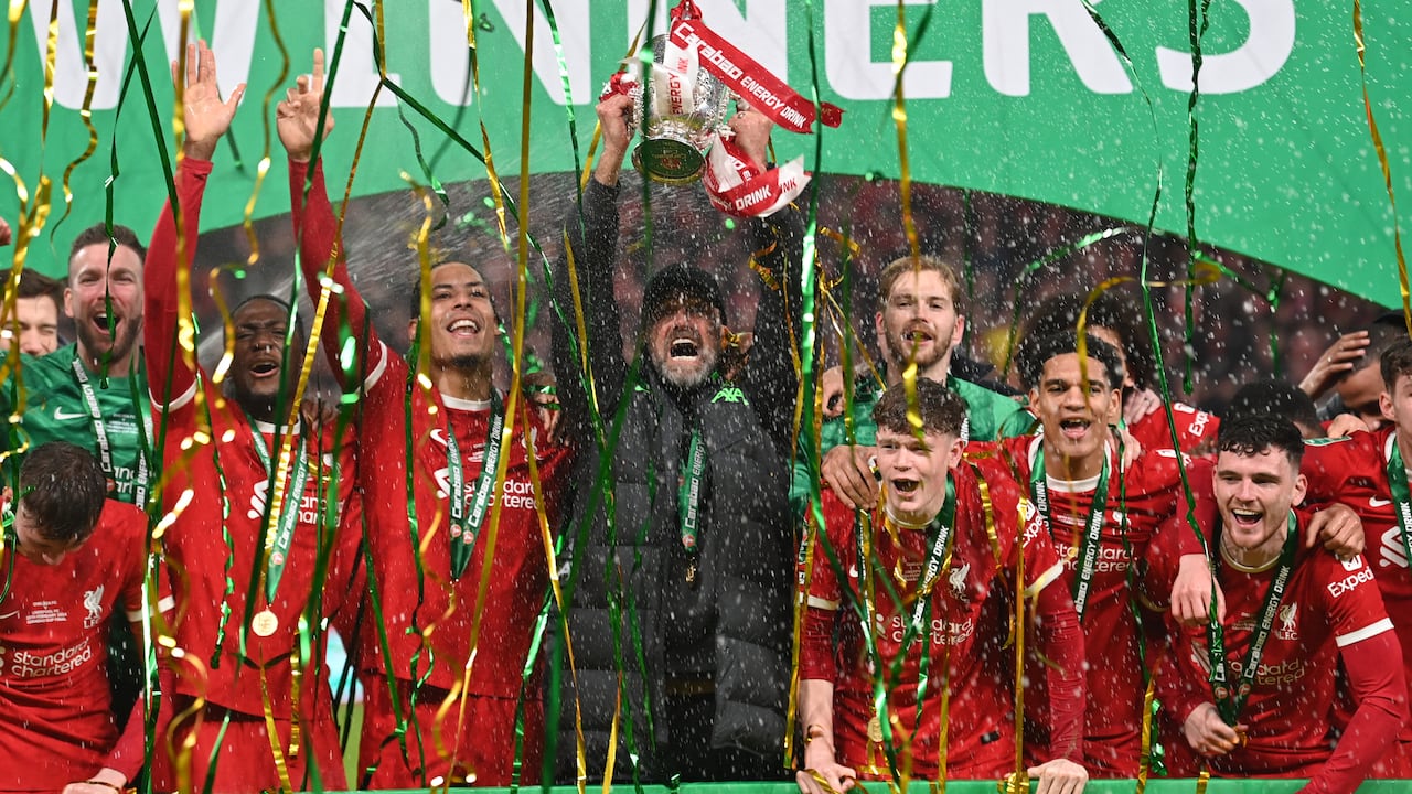 Jürgen Klopp levantando el título de la Carabao Cup
