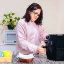 La freidora de aire es un electrodoméstico utilizado para preparar variedad de recetas.