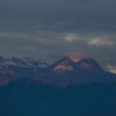 Esta actividad se encuentra localizada en el sector suroccidental del volcán, entre 3,0 y 5,0 km de distancia del cráter Arenas