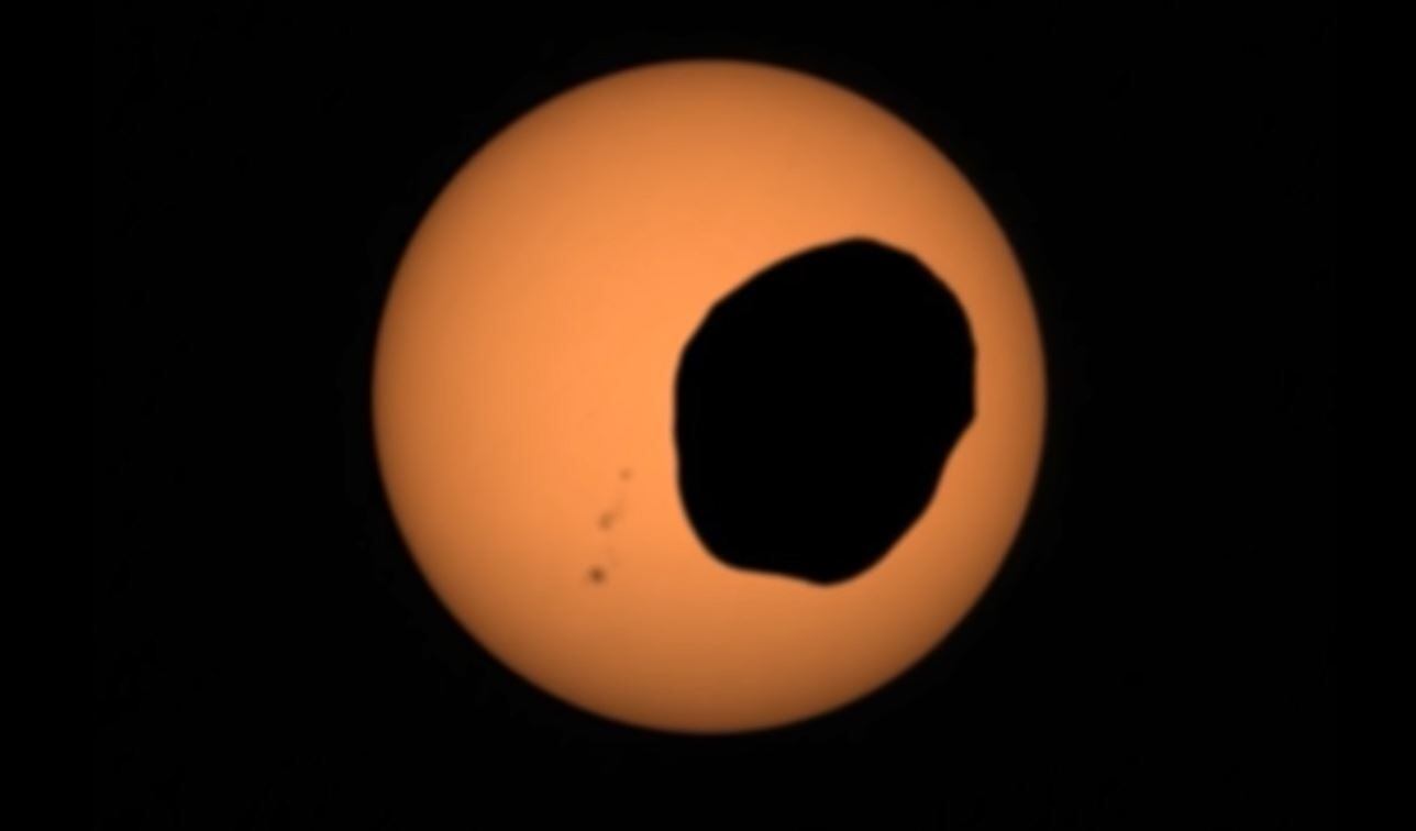 La luna Fobos de Marte pasa por delante del Sol vista desde el suelo del Planeta Rojo. (NASA/JPL - 21/4/2022)