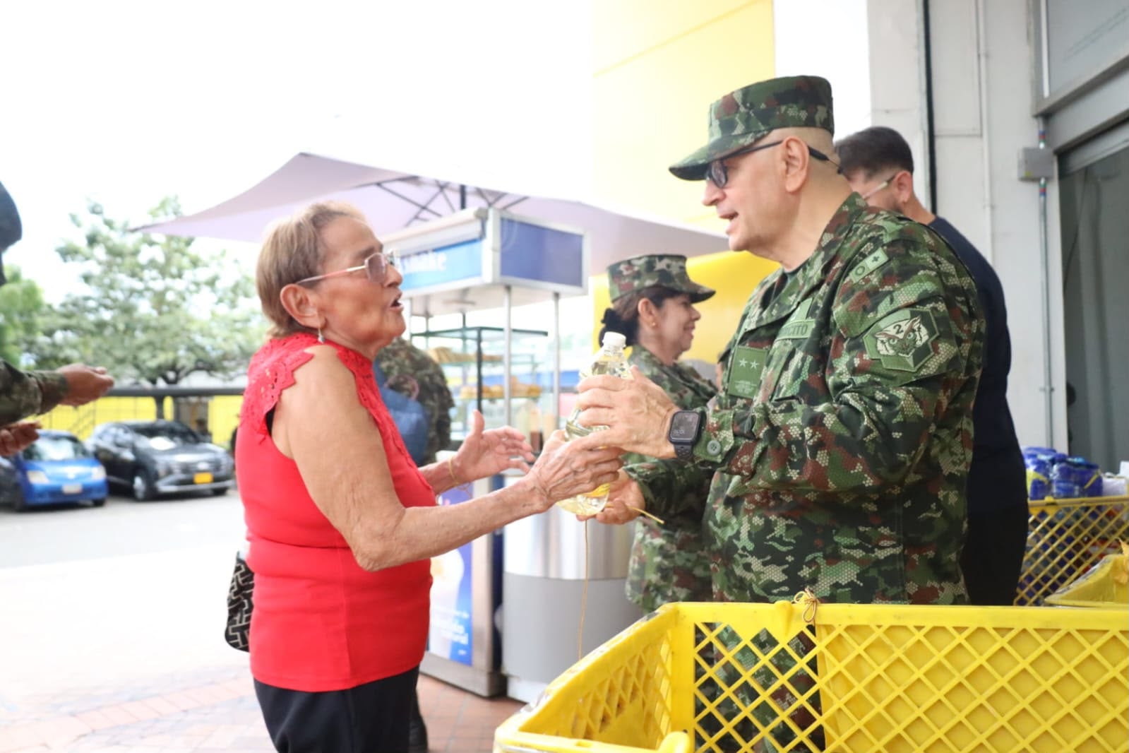 Ejército Nacional recolectando donativos para los damnificados por el terremoto.