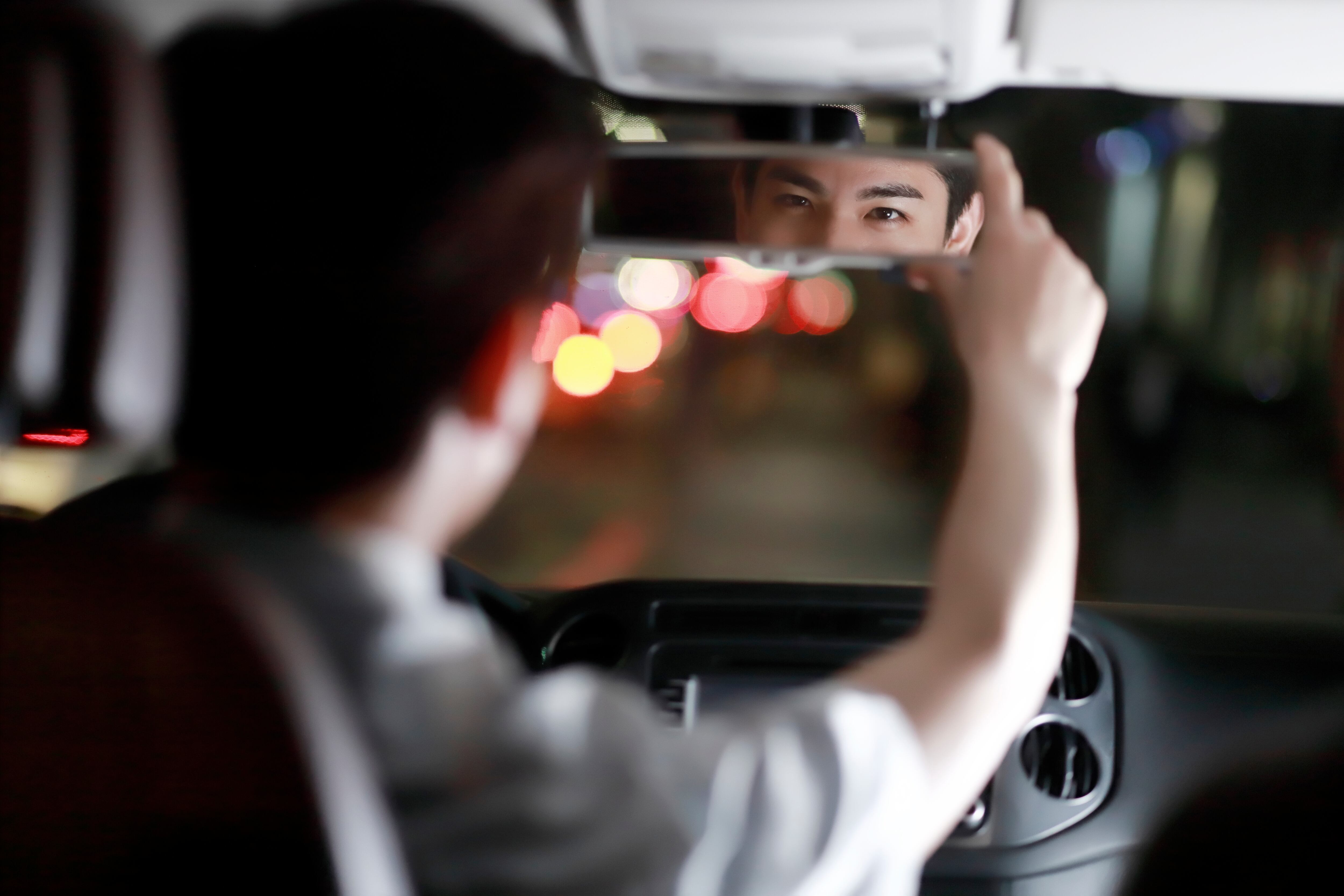 El uso del espejo retrovisor es fundamental para una conducción segura.