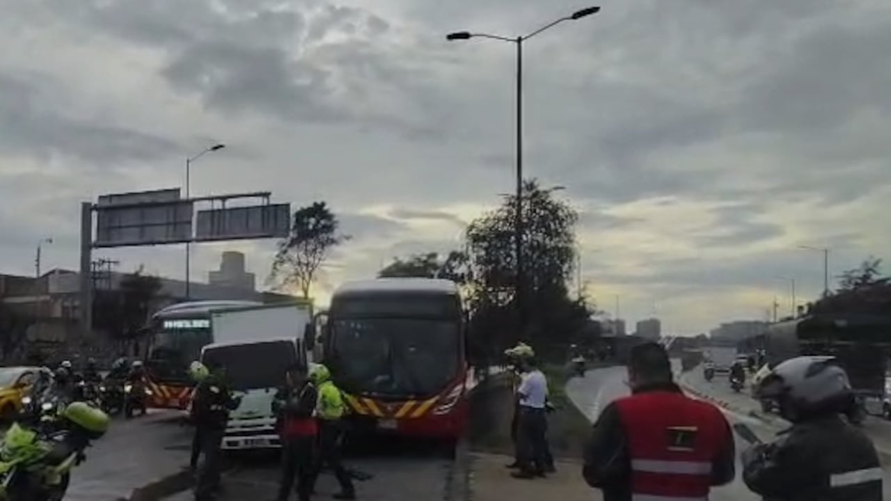 Accidente entre camión y bus de TransMilenio