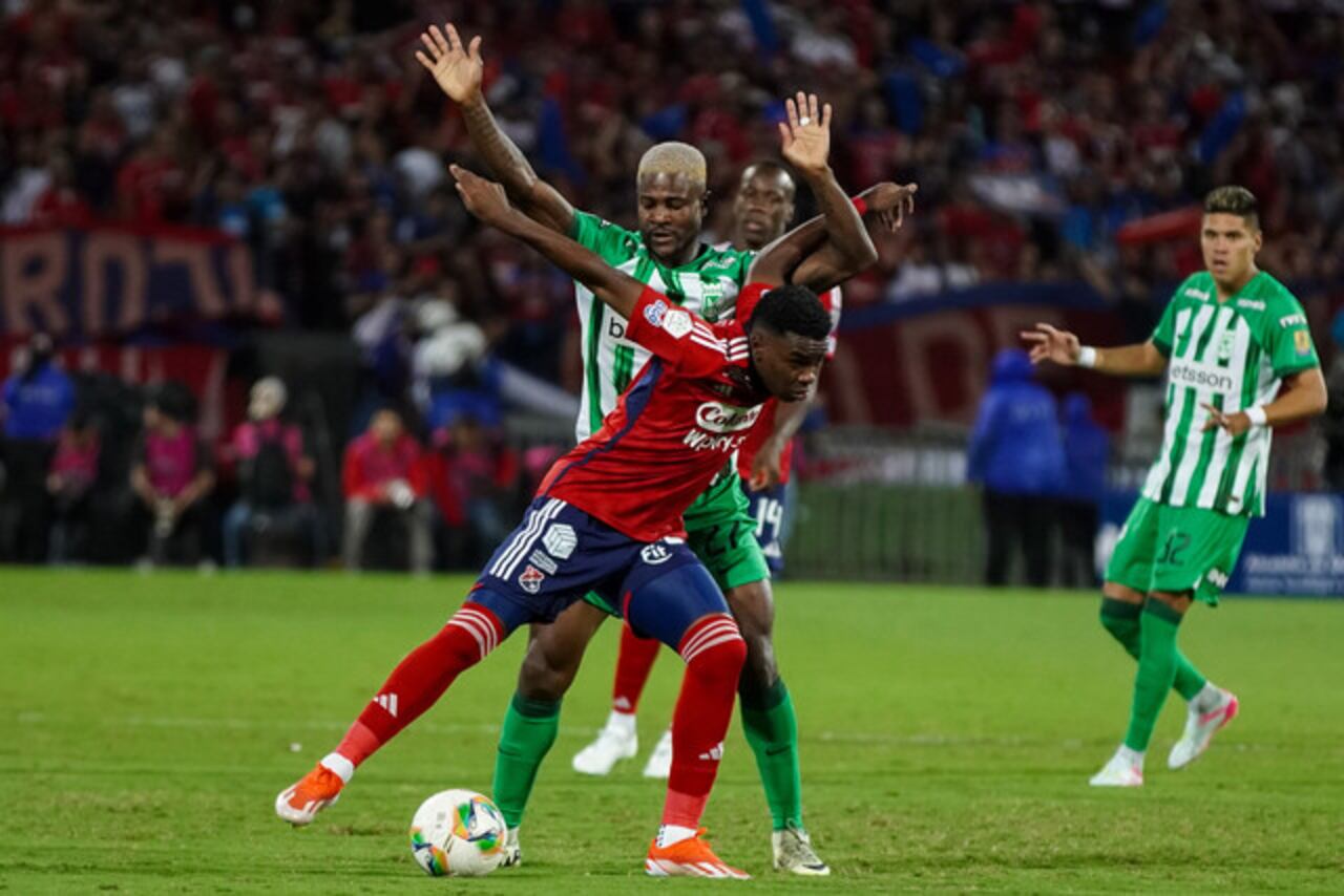 Duelo en el Atanasio.