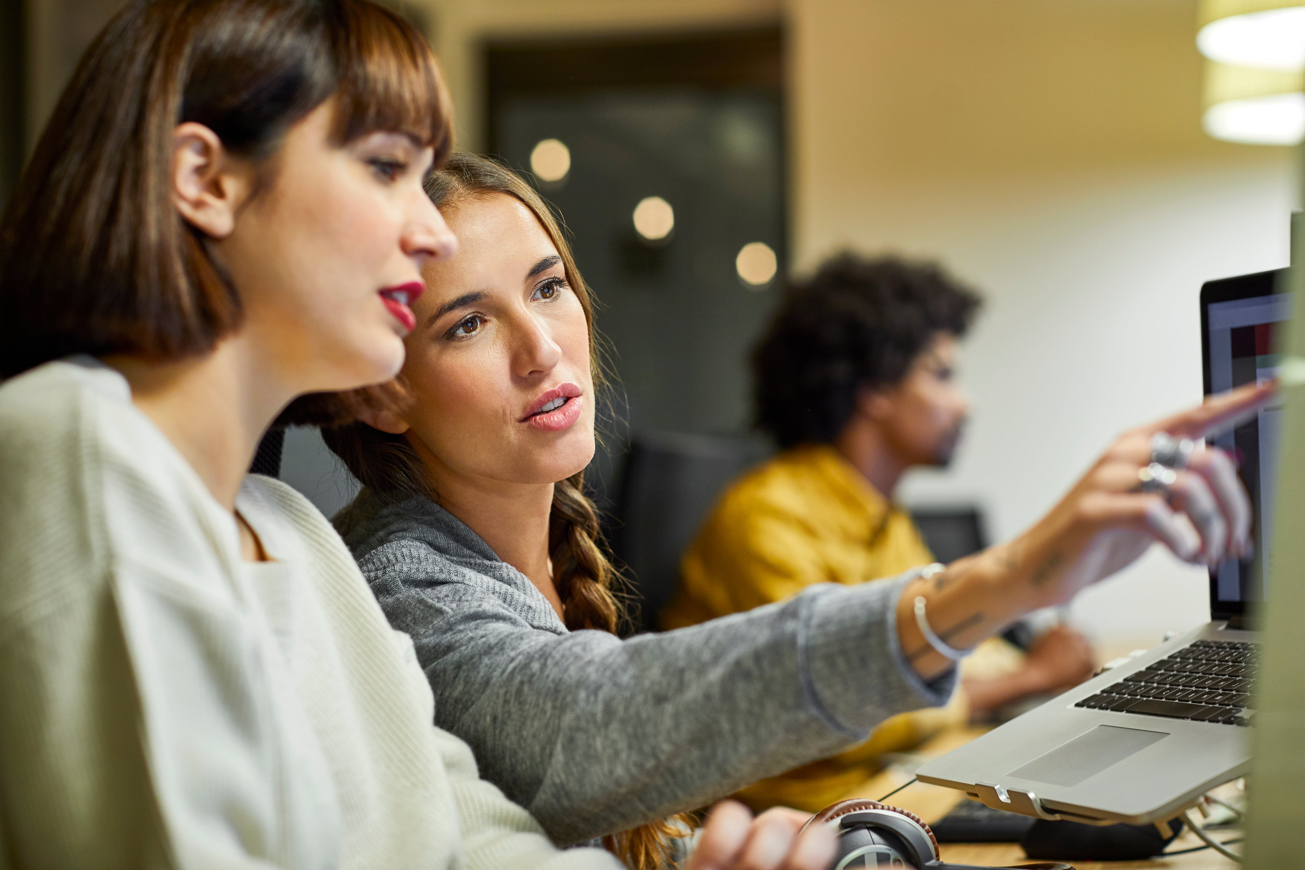 compañeras de trabajo en reunión, mujeres reunidas en el trabajo. mujeres frente al computador.
