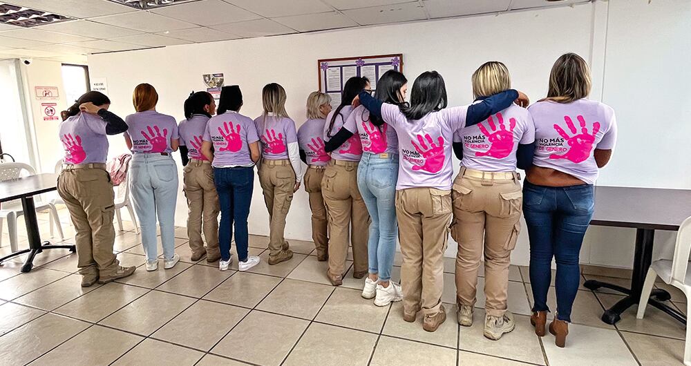    Cincuenta mujeres portaron camisetas que piden detener el acoso sexual en las oficinas de Migración Colombia.