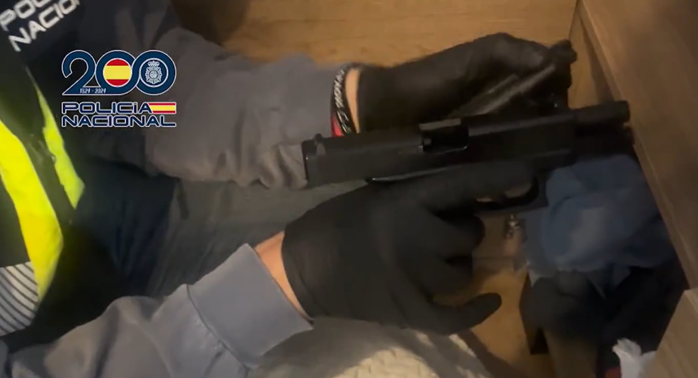 La policía española incautó armamento en el lugar del operativo
