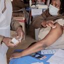 Vacunación en Sudáfrica. (Photo by LUCA SOLA/AFP via Getty Images)