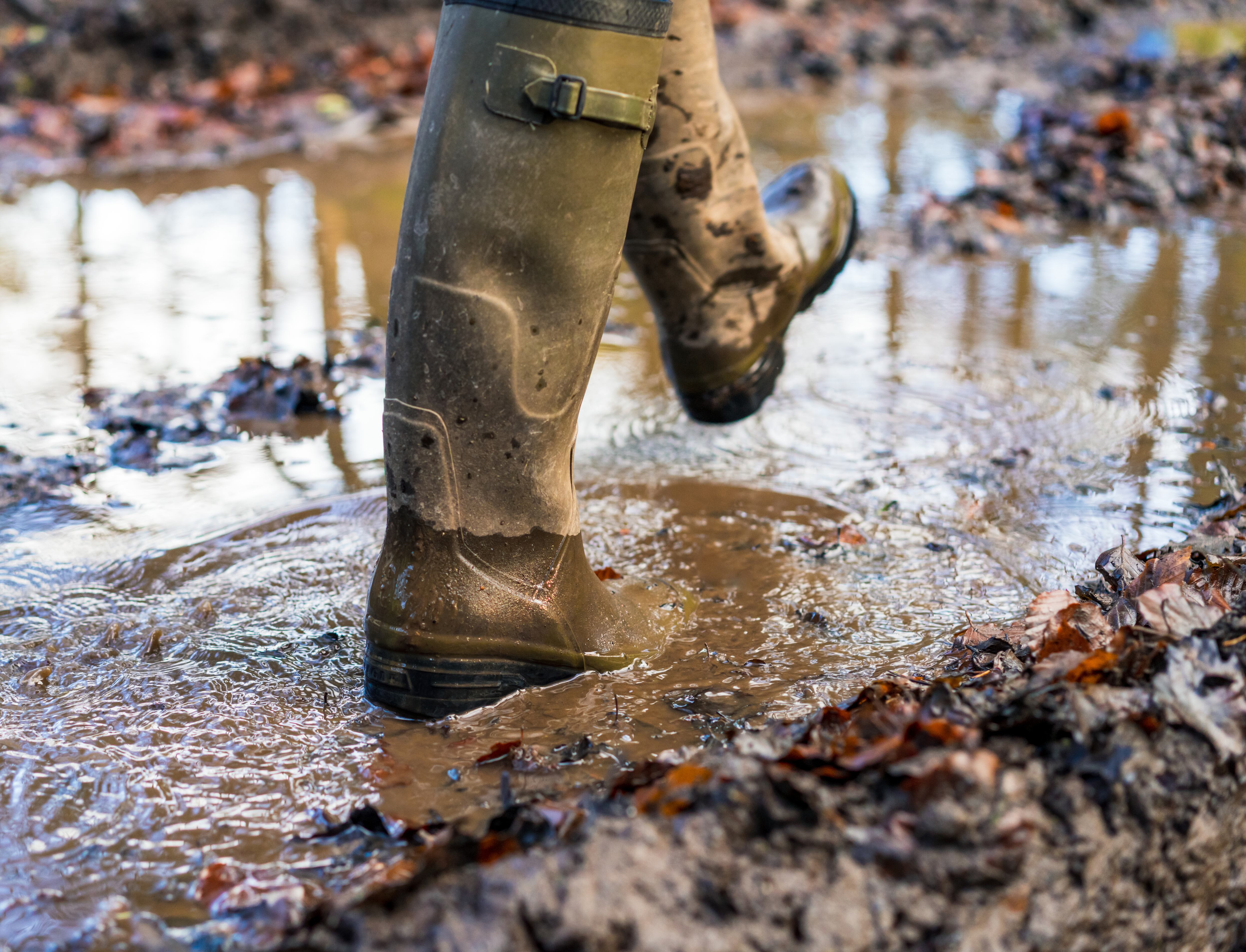 Las botas son necesarias para prevenir el barro y la humedad en el festival.