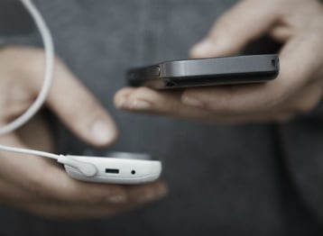 Tercer síntoma: conexión 100%. Lo primero que hace al levantarse es prender el computador o el celular y revisar las últimas notificaciones.