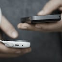 Tercer síntoma: conexión 100%. Lo primero que hace al levantarse es prender el computador o el celular y revisar las últimas notificaciones.