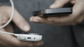 Tercer síntoma: conexión 100%. Lo primero que hace al levantarse es prender el computador o el celular y revisar las últimas notificaciones.