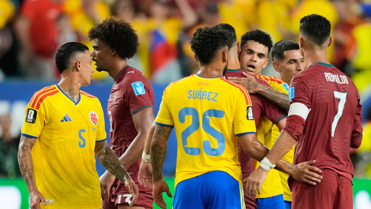 Los jugadores de ambos equipos se saludaron tras terminar el encuentro.