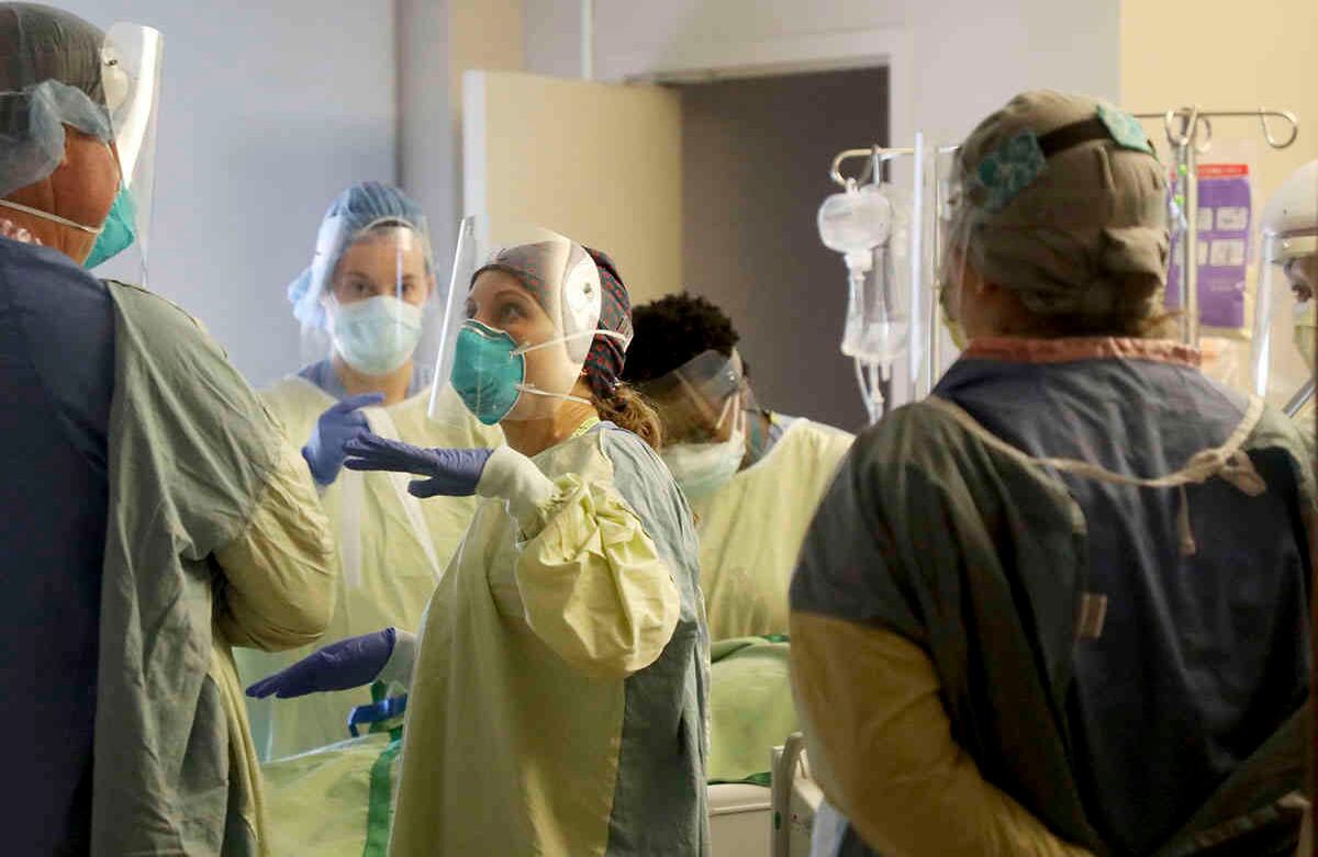 Leah Chapman conversa con un compañero después de que rotaron a un paciente contagiado de coronavirus a la UCI del tercer piso en el Hospital Bethesda, el jueves 7 de mayo de 2020, en St. Paul, Minn. Cada vez que un paciente sale vivo del Hospital Bethesda, suena una campana en todas las instalaciones de St. Paul. Es un refuerzo moral para los médicos y las enfermeras. Foto: David Joles/ Star Tribune vía AP.
