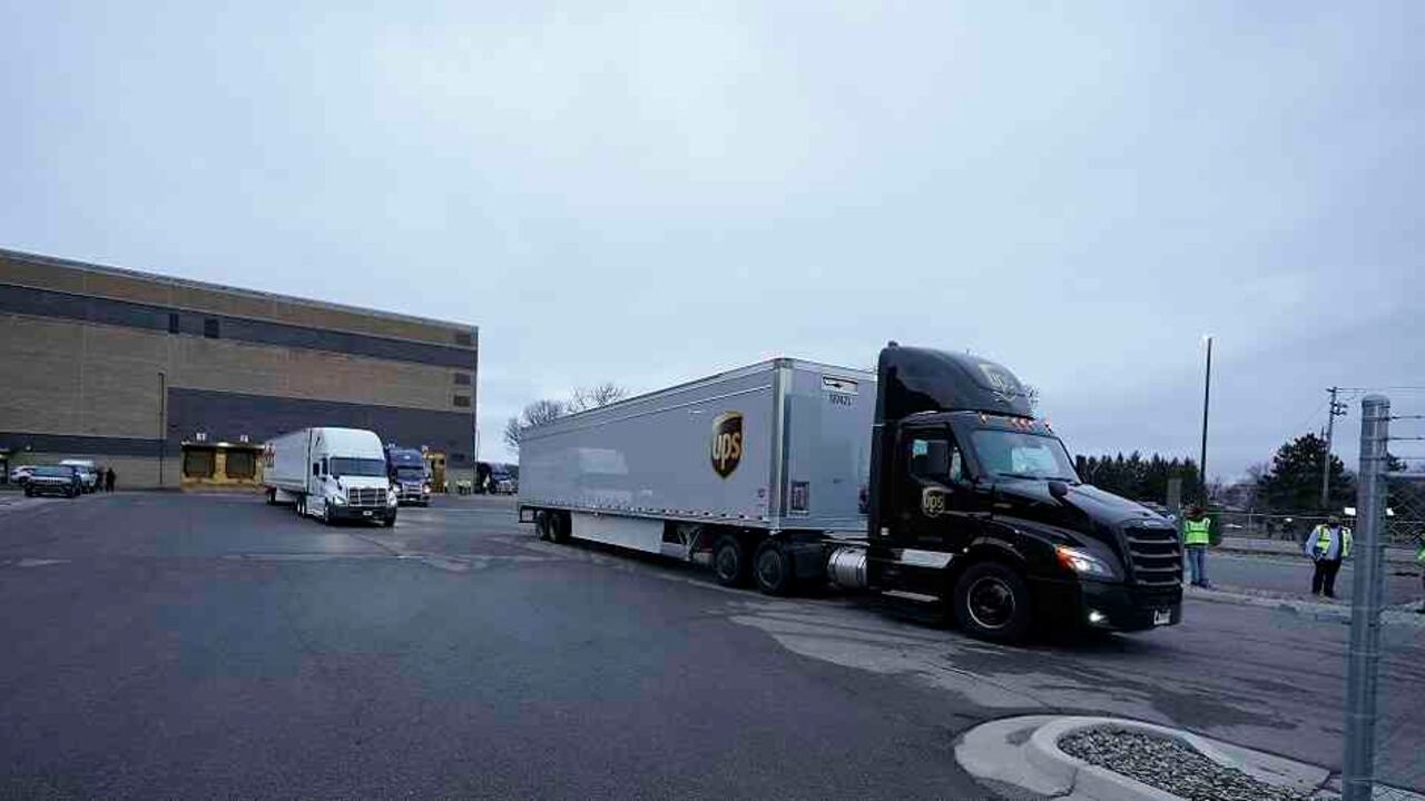 1. Los primeros camiones transportan 184.275 dosis de la vacuna, cada uno en 189 cajas.