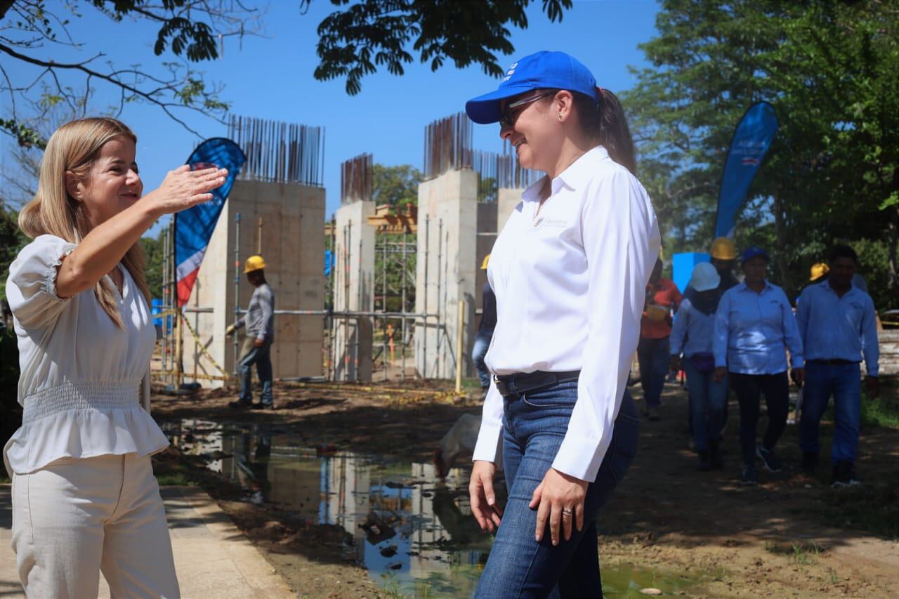 Gobernadora del Atlántico en las obras
