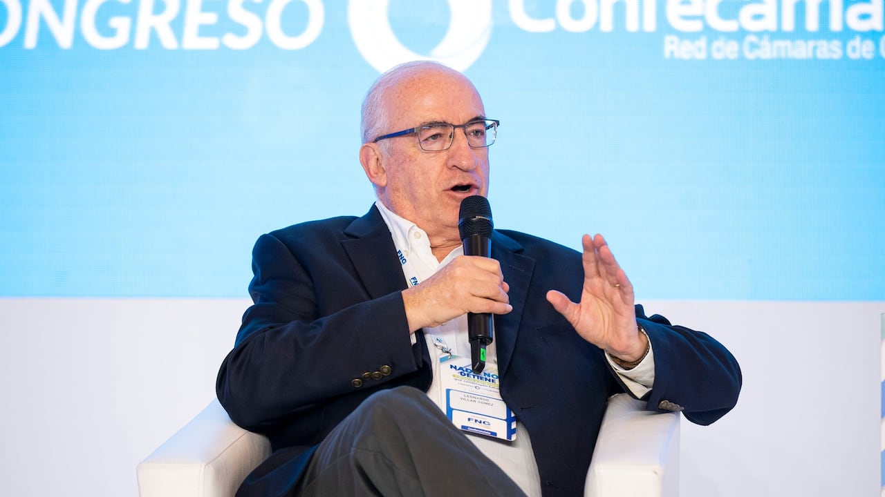Leonardo Villar, gerente del Banco de la República, indicó que el déficit fiscal frena una reducción más agresiva de tasas de interés. Foto: Confecámaras / El País.