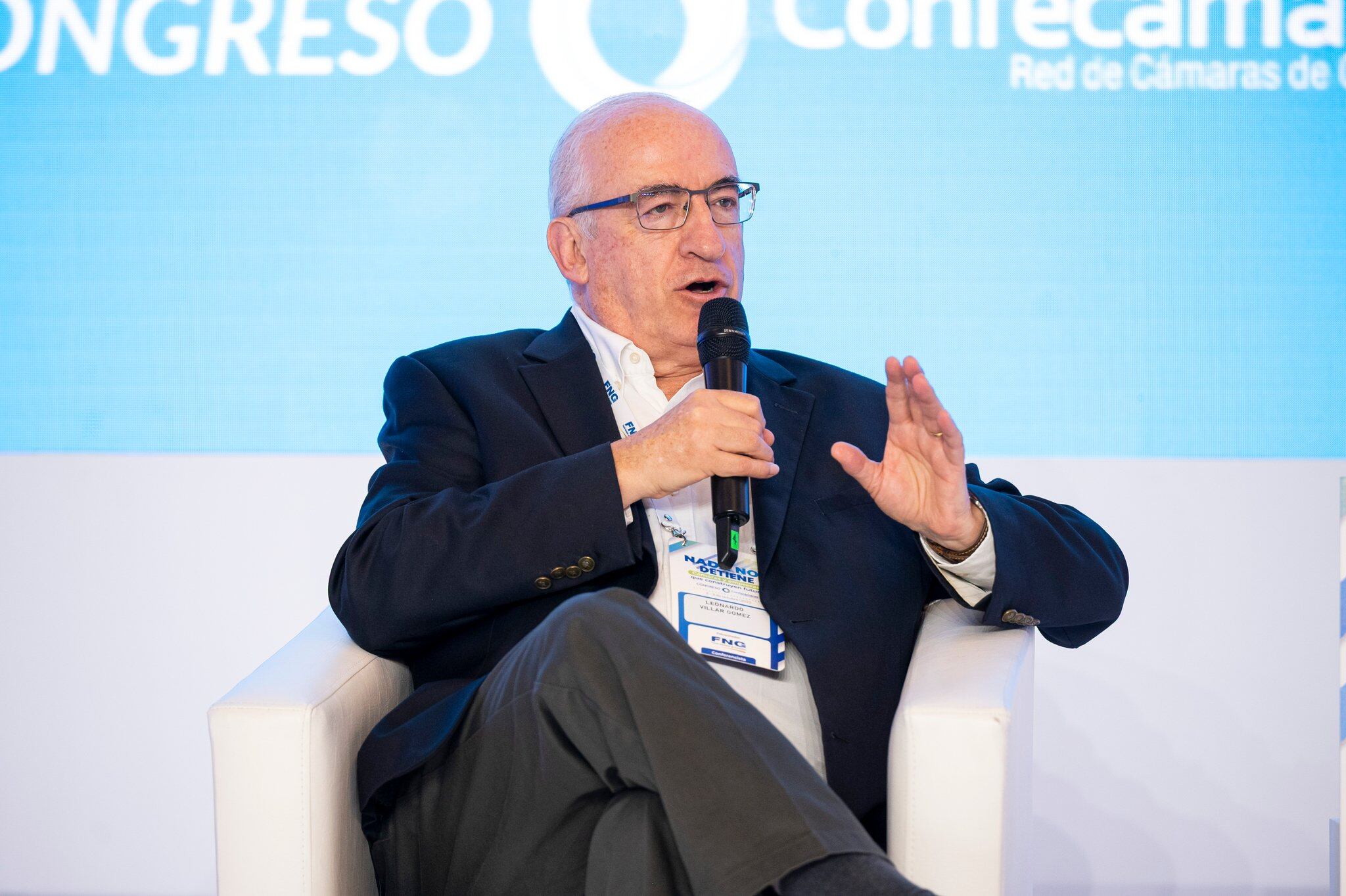 Leonardo Villar, gerente del Banco de la República, indicó que el déficit fiscal frena una reducción más agresiva de tasas de interés. Foto: Confecámaras / El País.