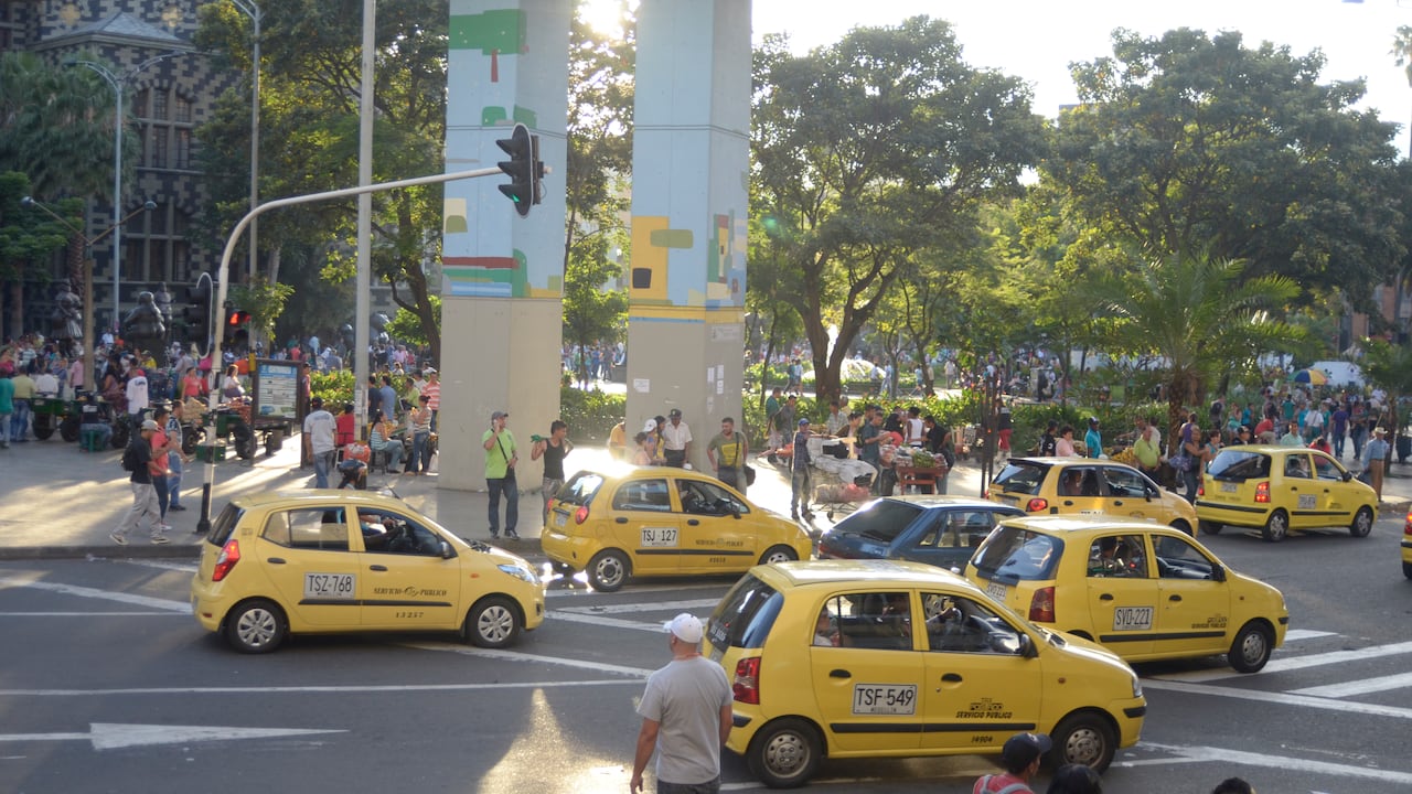 Taxistas recorriendo las calles de la ciudad