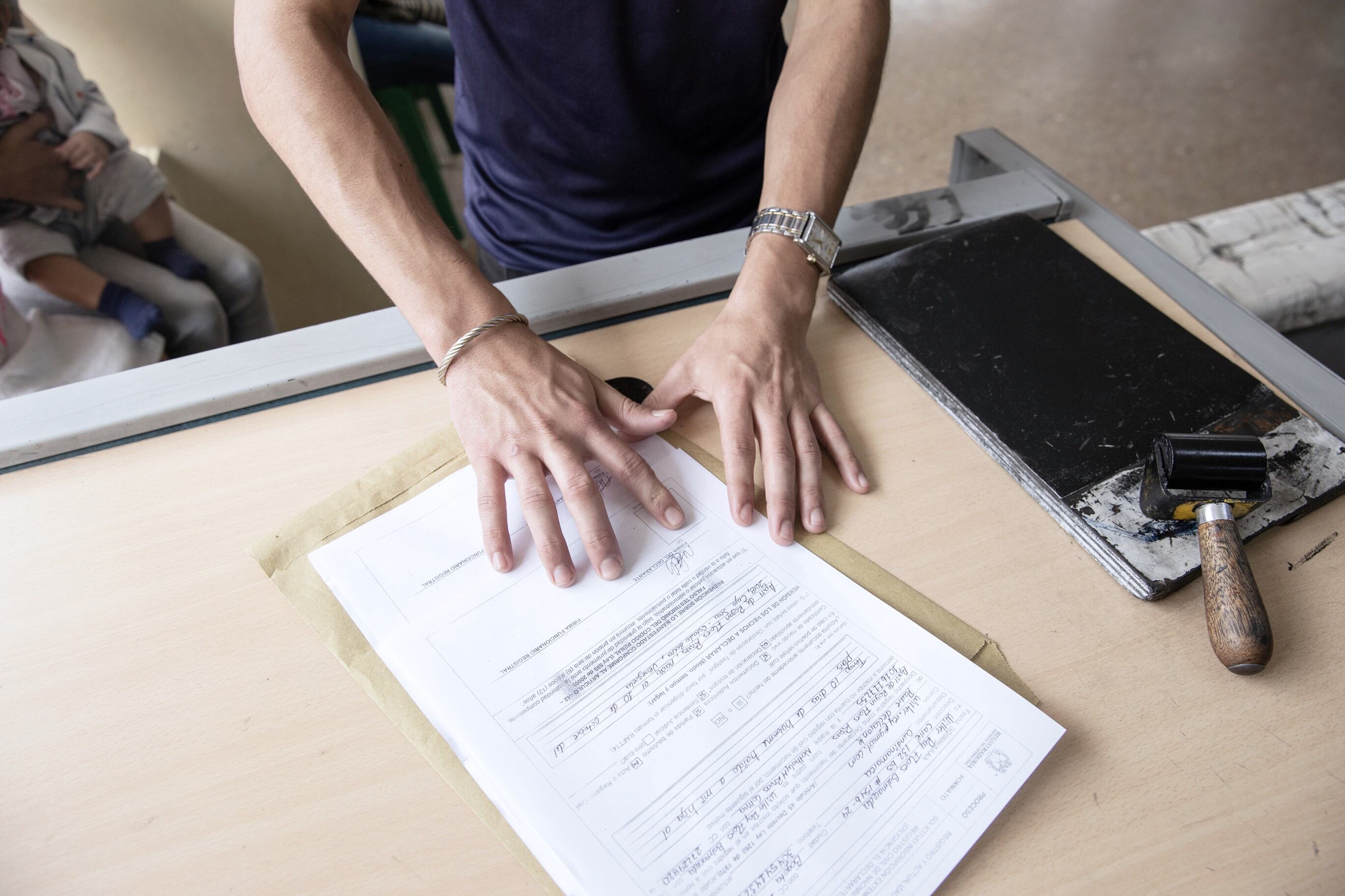 Con documentos o testigos falsos se han tramitado registros de nacimiento y ciudadanías colombianas irregulares. Entre los beneficiados hay peligrosos delincuentes. La Registraduría tomó medidas anulando cerca de 40 mil registros.