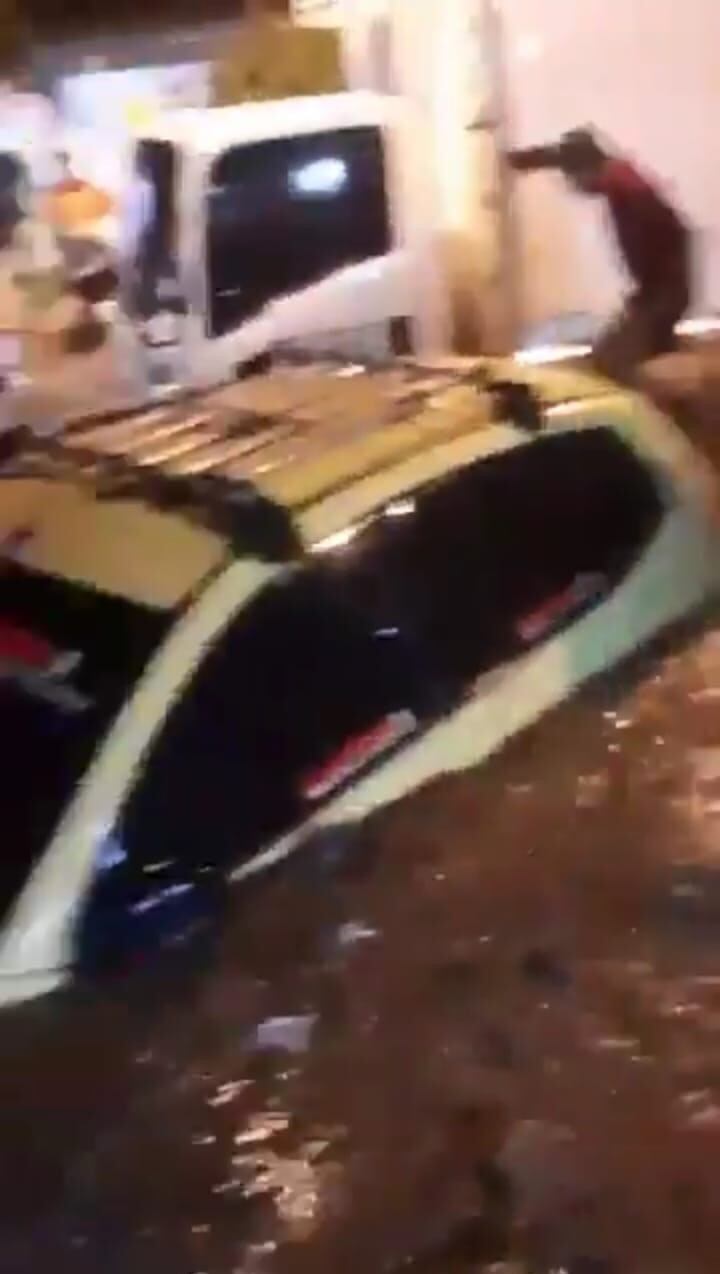 Un taxi quedó sumido en el lodo, tras la avalancha presentada en Santa Marta.