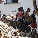 Equipos de emergencia y ciudadanos participan en las labores de atención tras los daños registrados en Cali por el fuerte sismo.