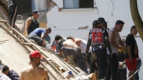 Equipos de emergencia y ciudadanos participan en las labores de atención tras los daños registrados en Cali por el fuerte sismo.