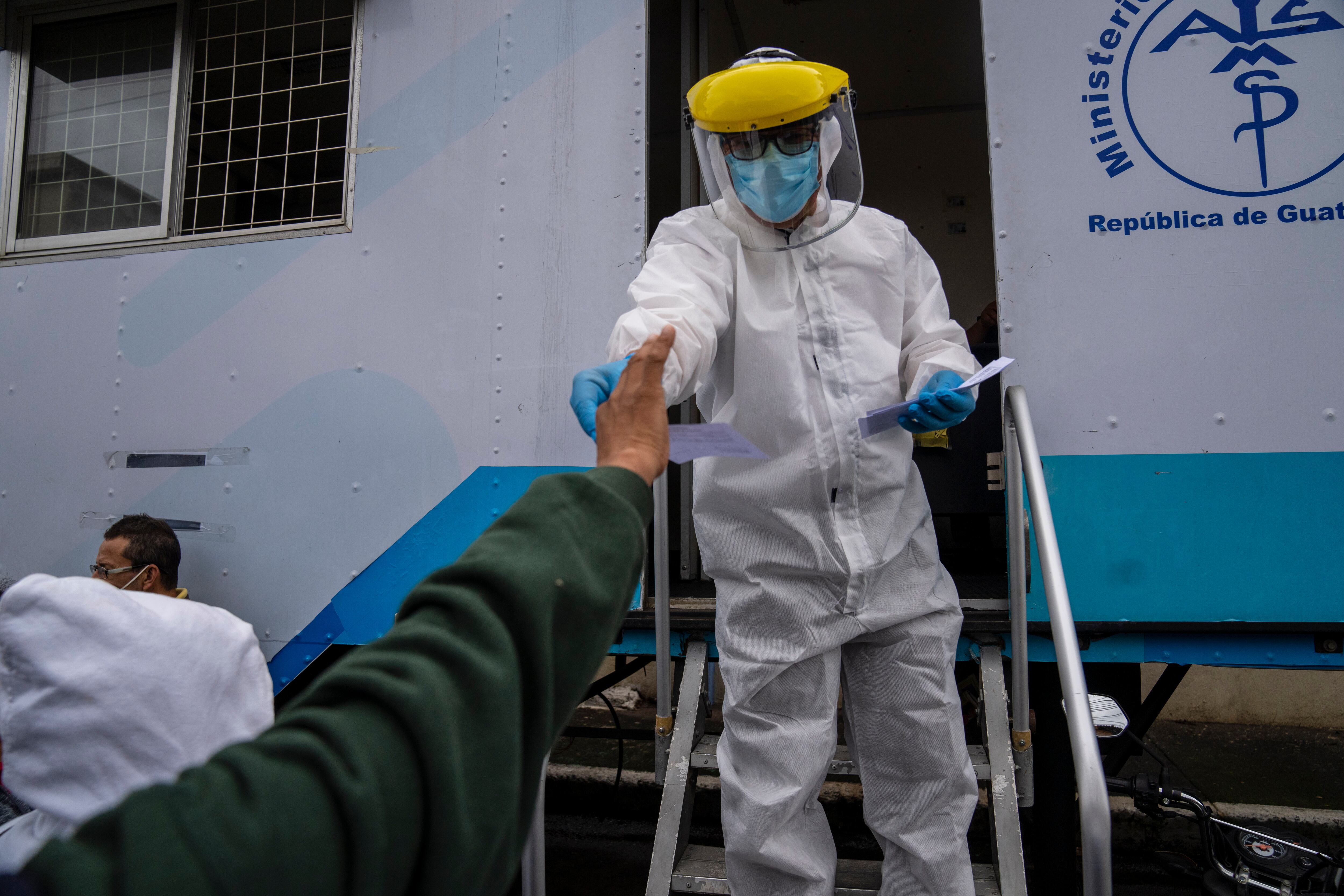 Entrega de resultados de pruebas de coronavirus. (AP Photo/Moises Castillo)