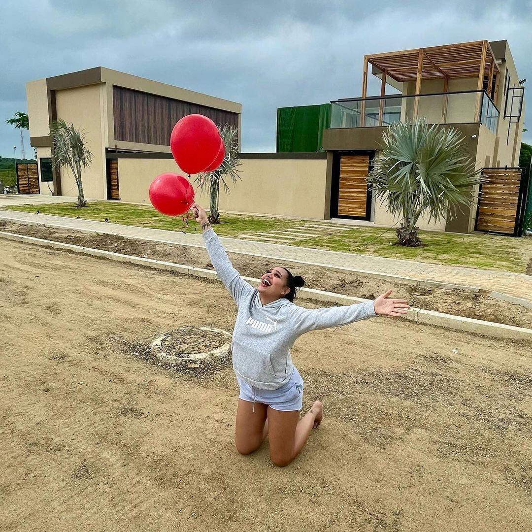 Andrea Valdiri posa frente a su nueva y lujosa casa, ubicada a las afueras de Barranquilla.