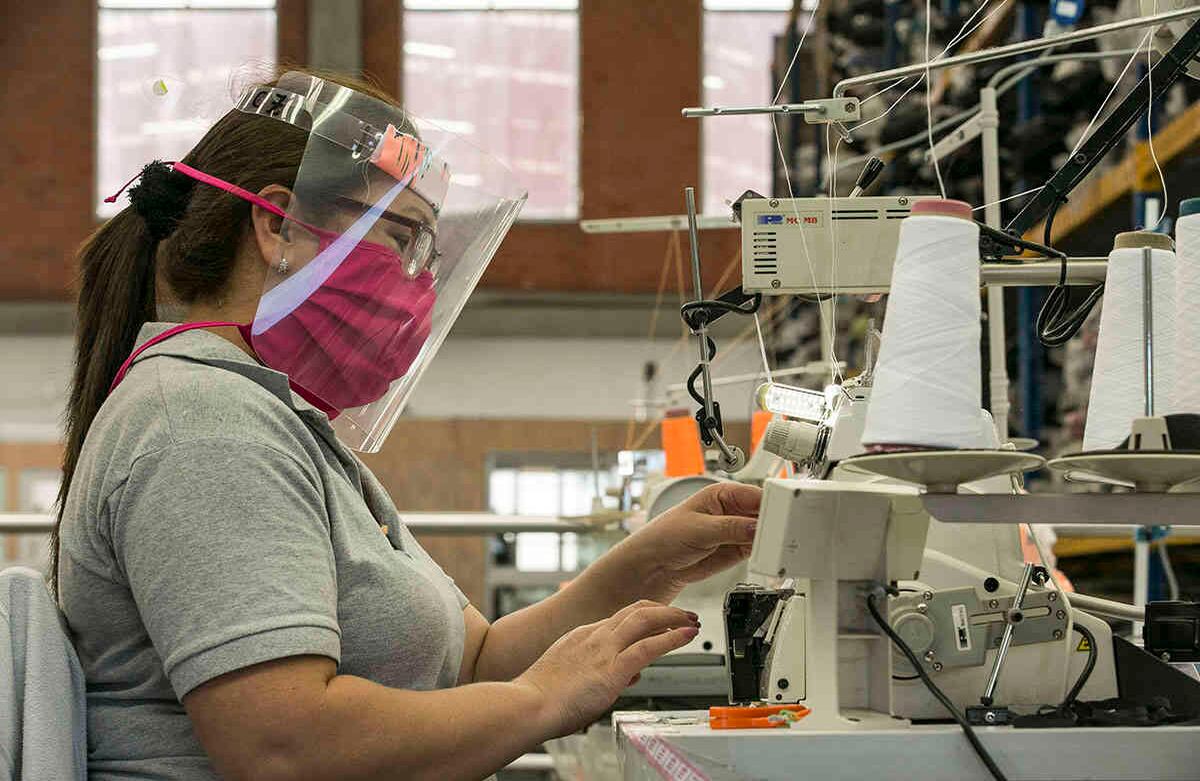 Los empleados también deben someterse a una revisión de las condiciones de salud Foto: David Estrada Larrañeta - SEMANA